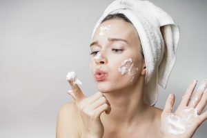 Sử dụng kem chấm mụn chuyên dụng để điều trị dứt điểm các vết mụn đáng ghét là cách chăm sóc da mặt bị mụn và nhờn lập tức
