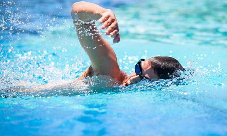 Bởi vì khi bơi, cả cơ thể bạn đều phải vận động một cách linh hoạt, từ tay chân cho đến cơ bụng, lưng và cổ. Chính vì vậy khi bơi, năng lượng tiêu hao rất lớn giúp bạn giảm cân hiệu quả.