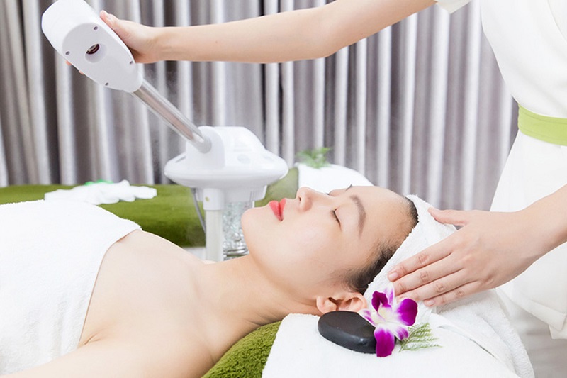 Việc chăm sóc da mụn tại spa được các chuyên viên sử dụng máy móc hiện đại, thực hiện đúng liệu trình