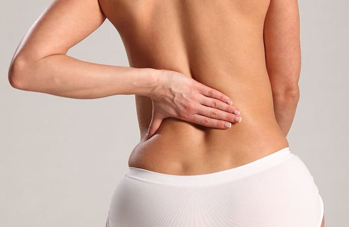 Mỡ lưng xuất hiện ở cả nam và nữ với nhiều nguyên nhân khác nhau