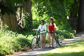 Đi xe đạp - bài tập thể dục cực tốt cho phụ nữ trung niên