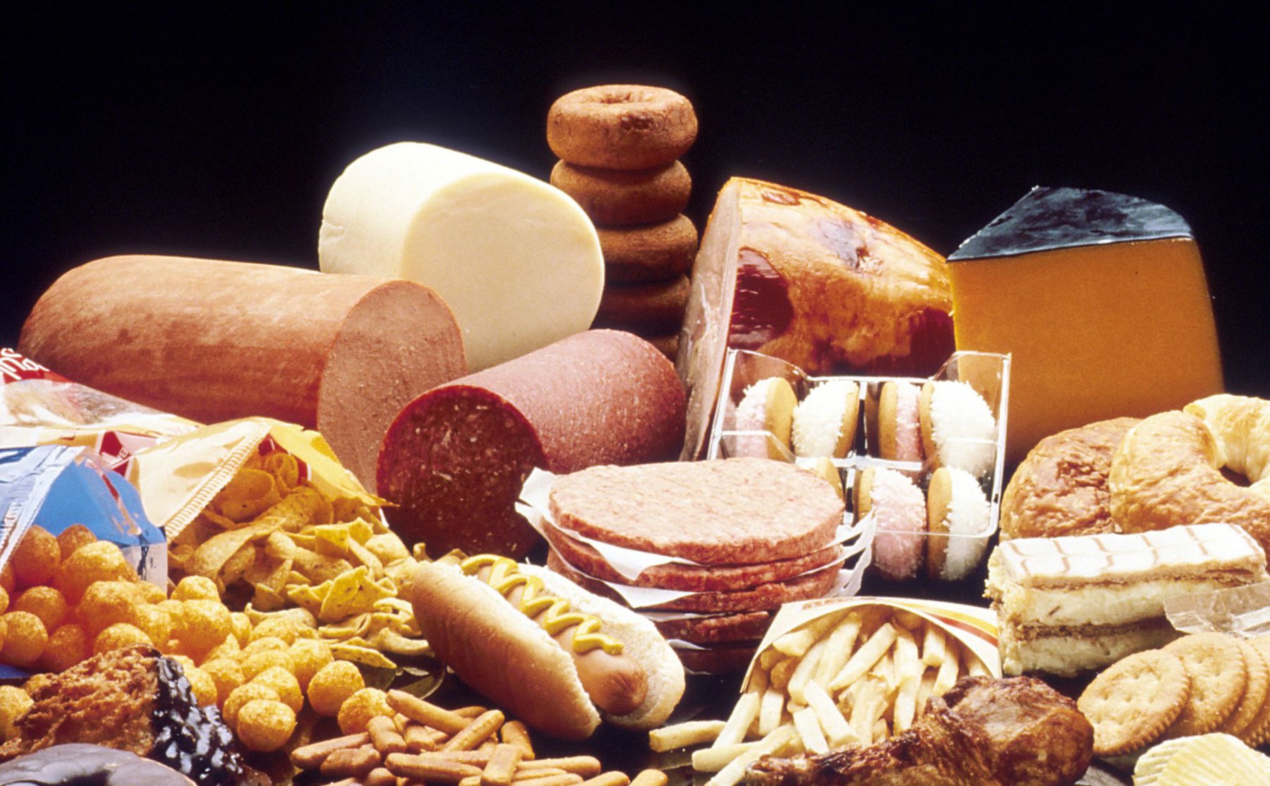 Thường xuyên sử dụng thực phẩm có chứa chất béo bão hòa (thịt bò, thịt lợn, thịt dê, phomat, bơ, trứng, sữa…) cũng làm tăng lượng cholesterol