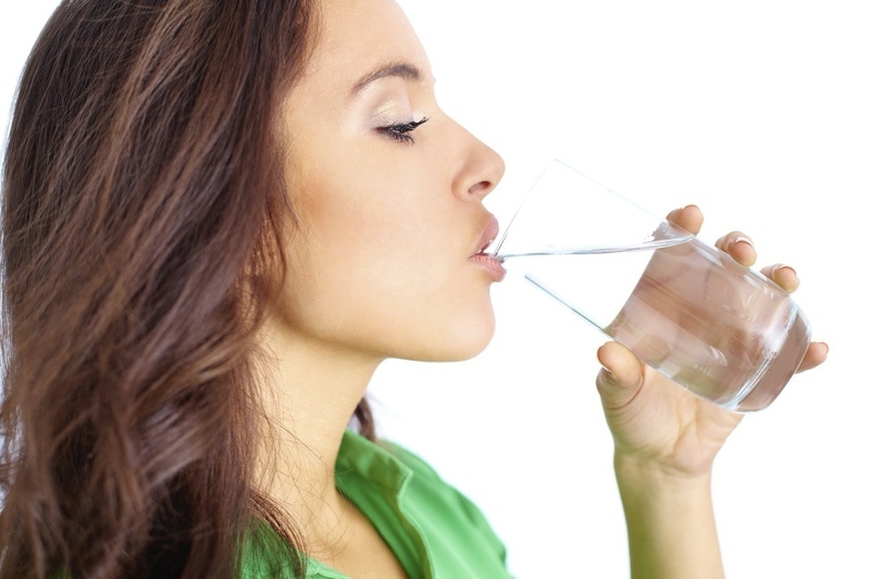 Uống không đủ nước khiến da dễ bị mụn hơn