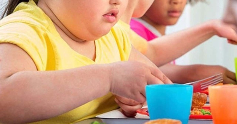 Cha mẹ cần tránh cho trẻ ăn nhiều đồ ăn nhanh, uống nhiều nước ngọt