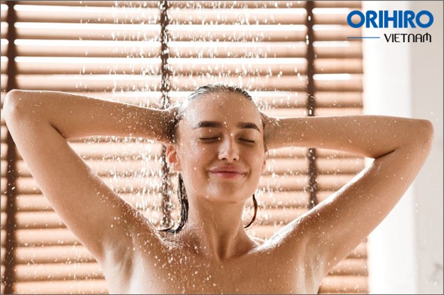 Tắm nước mát giúp hạ nhiệt làn da và giảm thiểu tình trạng cháy nắng