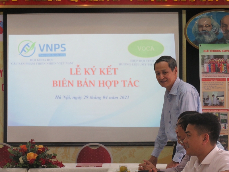 TS. Đỗ Duy Phi - Chủ tịch VOCA (phải) và GS.TS Phạm Văn Thiêm - Chủ tịch VNPS (trái) thực hiện ký kết biên bản hợp tác