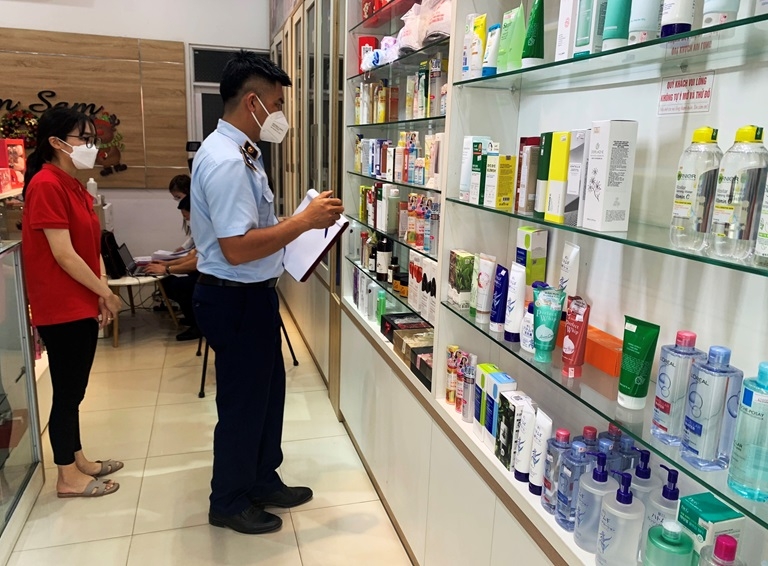 Đoàn kiểm tra Đội QLTT số 1 - Cục QLTT tỉnh phối hợp với Công an thành phố Vĩnh Yên tiến hành kiểm tra tại Cửa hàng Sam Sam