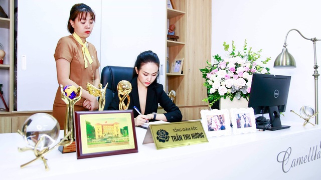 Nữ doanh nhân trẻ Trần Thu Hương hay còn được biết đến với tên gọi Hương Baby, giám đốc thương hiệu mỹ phẩm Camellia H, Công Ty TNHH Đầu Tư Và Phát Triển Khánh Anh
