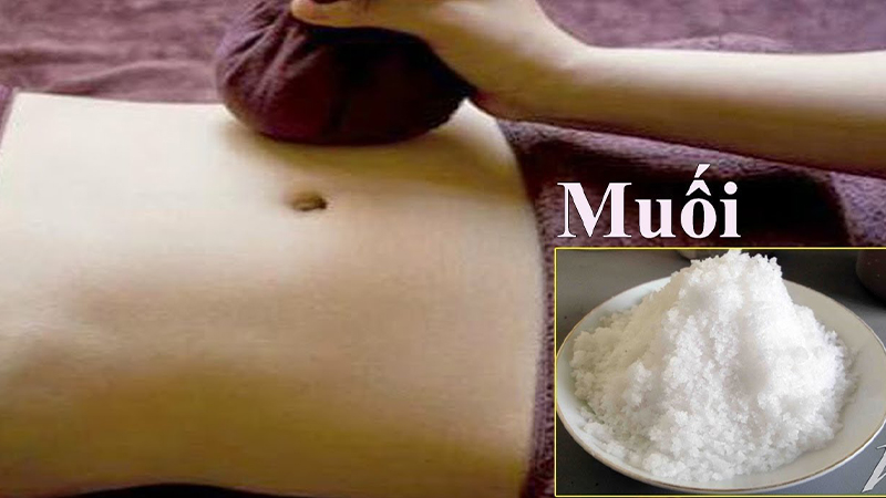 Dùng vải bọc muối rang massage xung quanh vùng bụng giúp giảm mỡ
