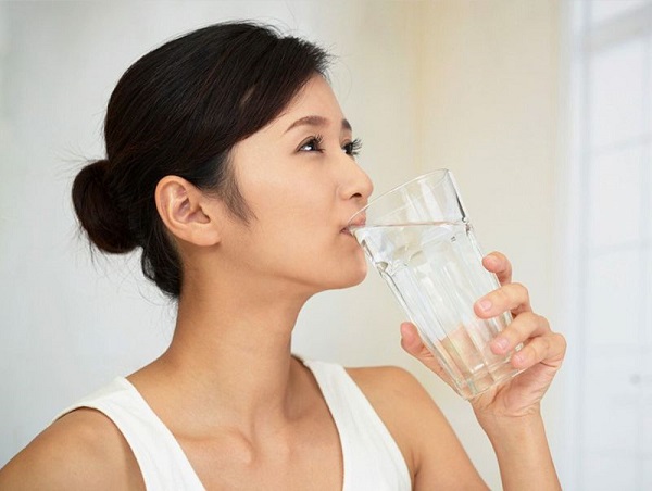 Uống nước trước bữa ăn giúp giảm mỡ bụng