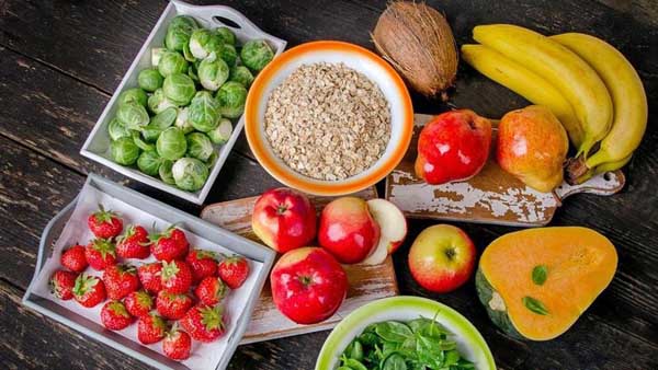 Bạn nên dành cho mình chế độ ăn uống bao gồm nhiều trái cây, rau, các loại hạt và ngũ cốc.