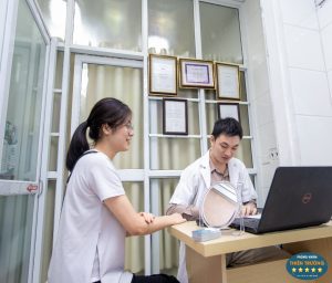 Hình ảnh: Thạc sĩ bác sĩ Nguyễn Tiến Thành đang thăm khám cho bệnh nhân