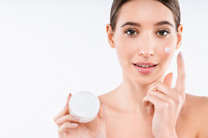 Sử dụng mặt nạ dưỡng da giúp làn da mịn màng hơn