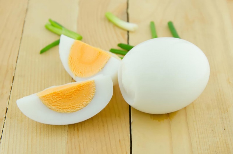 Ăn trứng luộc kết hợp với nước ép dưa hấu