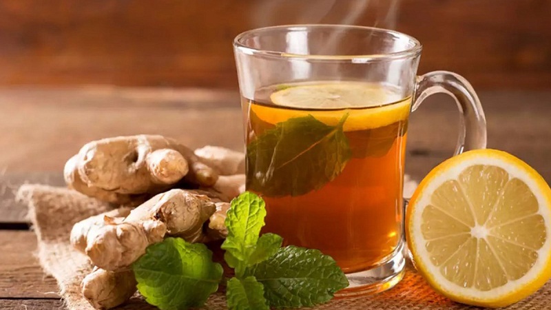 Uống trà gừng hoặc nước chanh ấm để giảm mỡ bụng
