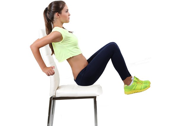 bài tập giảm mỡ bụng: nâng chân với ghế