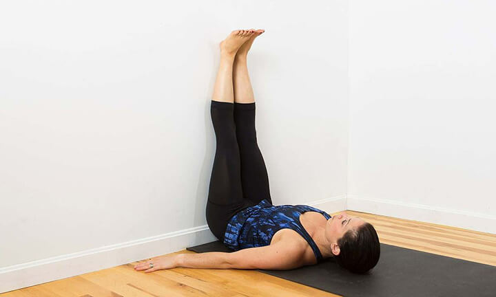 Gác chân lên tường giúp thư giãn vùng mông, hông tạo điều kiện cho tuần hoàn hoạt động tốt