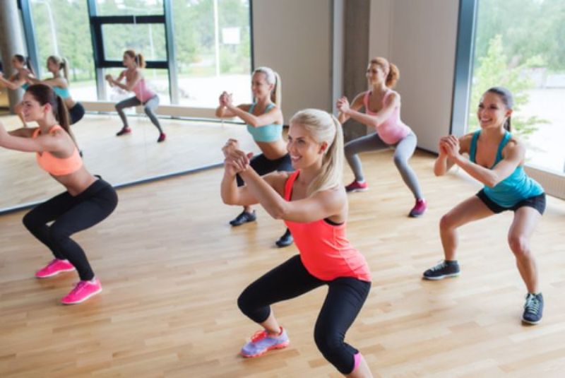 Bài tập bật nhảy sẽ khiến cho tất cả các cơ, nhất là vai, bụng, đùi, phải vận động một cách mạnh mẽ