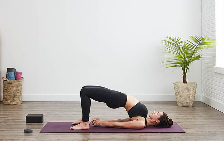 Tư thế Yoga cây cầu vừa hỗ trợ cơ lưng chắc khỏe vừa giúp giảm mỡ bụng