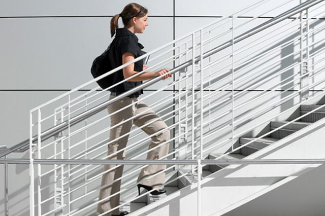 Việc đi thang bộ sẽ kích thích cho cơ đùi sau và cơ mông hoạt động tốt