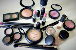 Các bộ makeup cao cấp có thể hỗ trợ cải thiện các vấn đề da