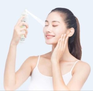Sử dụng kem dưỡng ẩm sẽ giúp da duy trì độ ẩm cho da cả ngày