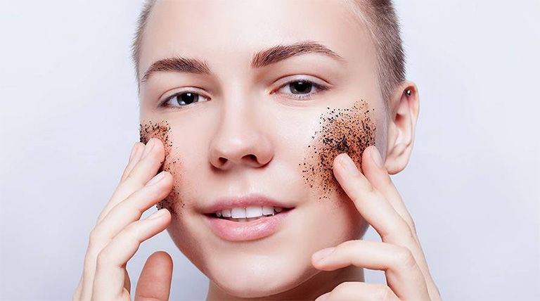 Sử dụng kem dưỡng ẩm, serum hoặc các sản phẩm đặc trị cho da mặt