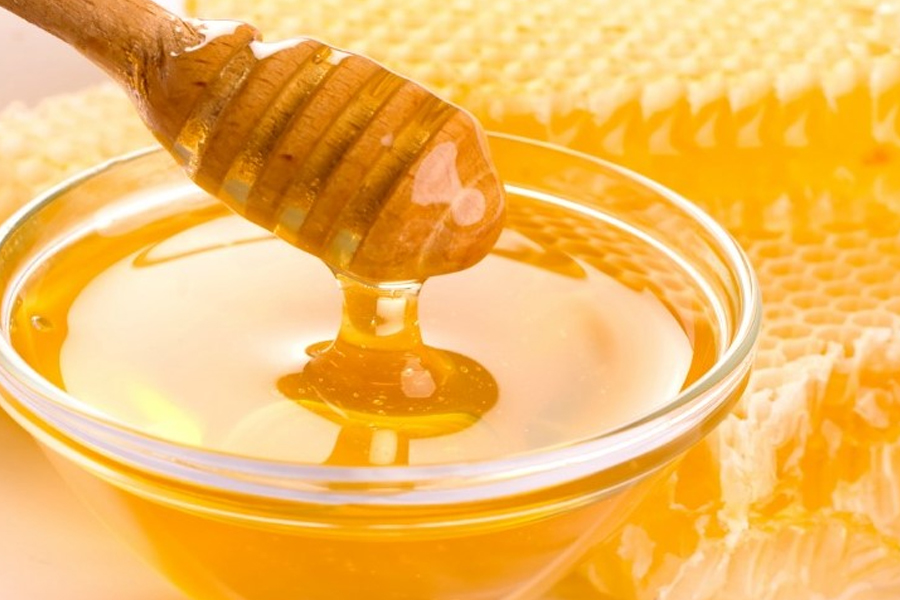 Dùng mật ong và muối tẩy tế bào chết 