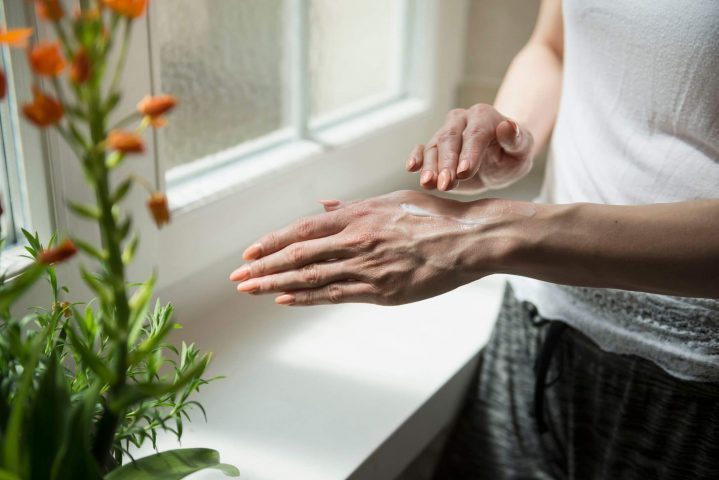 Cách dưỡng da tay bằng kem chống nắng