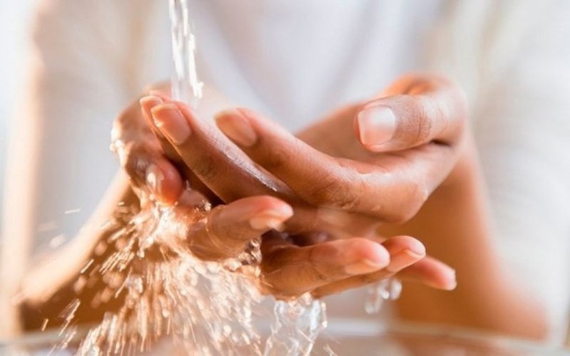Dưỡng da tay bằng cách hạn chế tiếp xúc với nước nóng