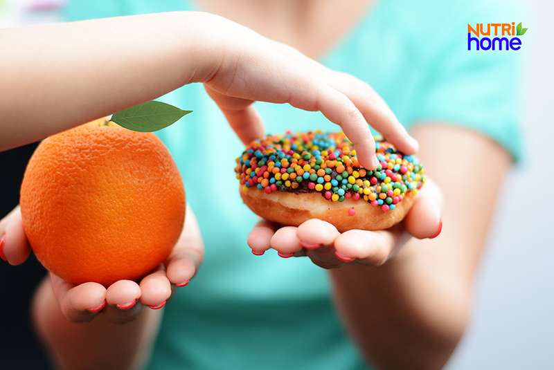 hạn chế ăn vặt, cách giảm cân cho trẻ béo phì