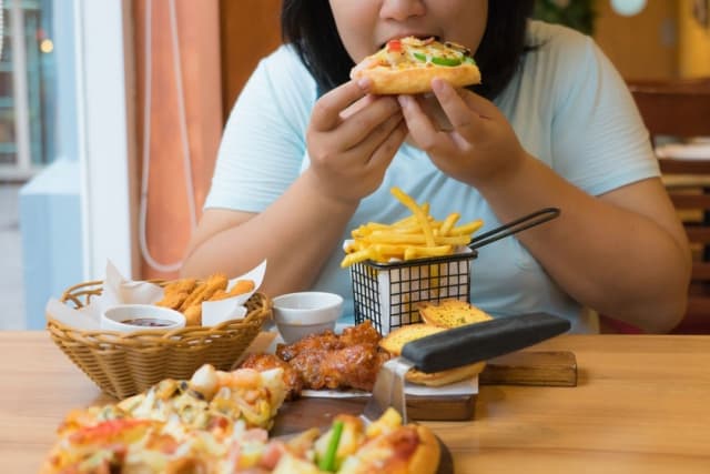 Chế độ dinh dưỡng không lành mạnh gây tích tụ mỡ bụng. Ảnh: Internet