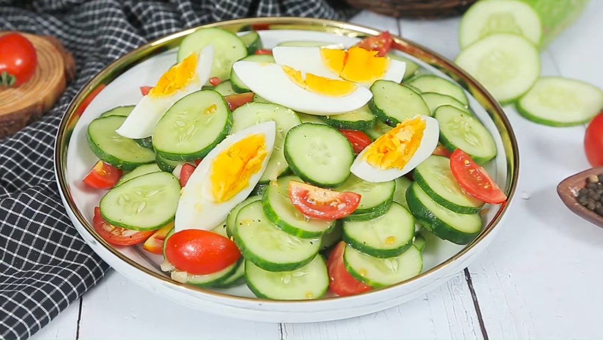 Salad giảm cân từ cà chua, dưa leo, xà lách