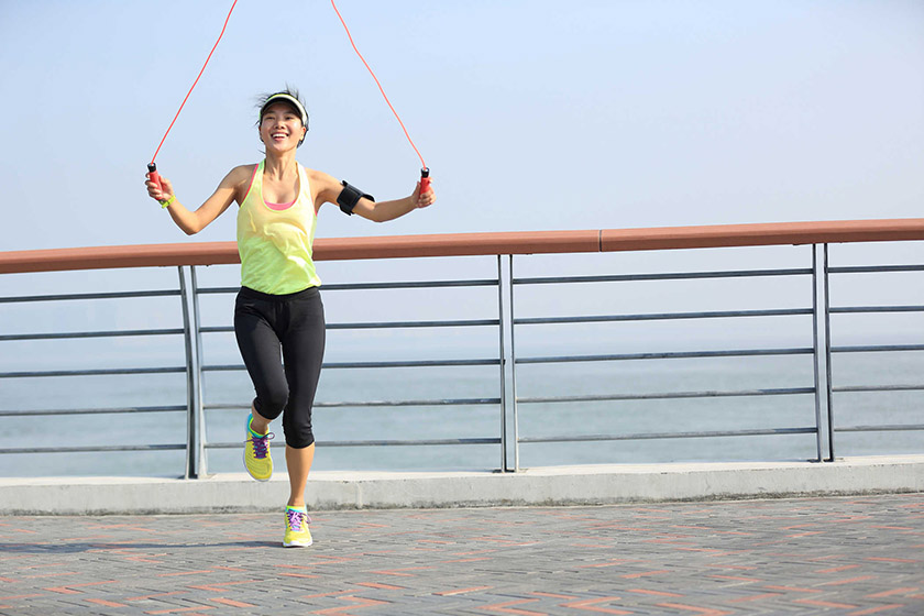 Nhảy dây giúp thu nhỏ bắp chân tương tự như động tác chạy bộ