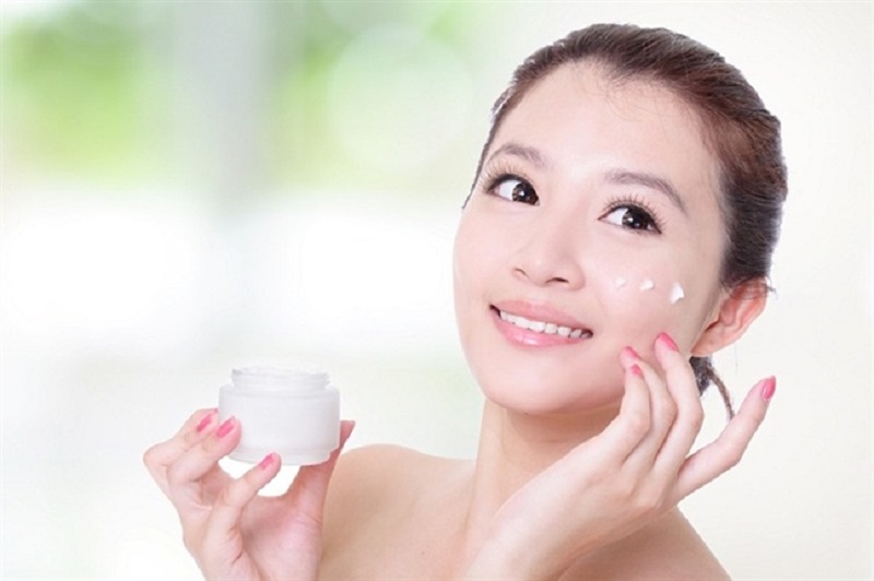 Thoa kem dưỡng da là bước makeup đầu tiên khi sở hữu làn da khô