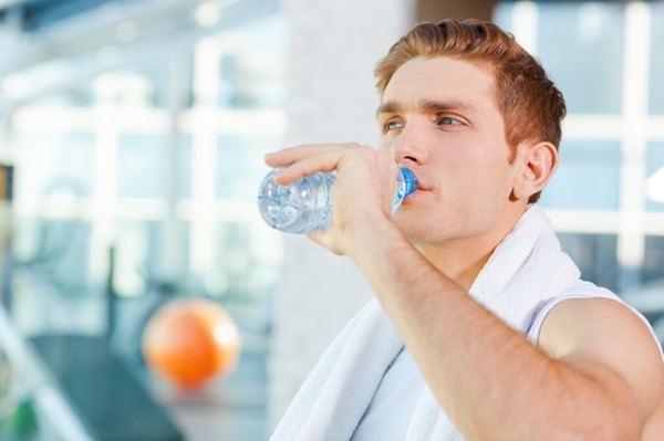 Việc bổ sung nước làm mát từ bên trong giúp hạn chế tình trạng mụn do nóng trong người.