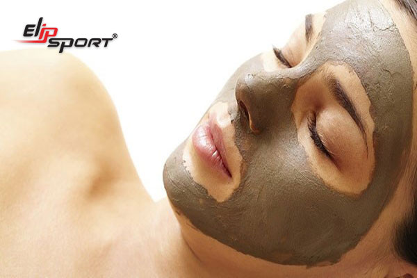 đắp mặt nạ để chăm sóc da dầu mùa hè