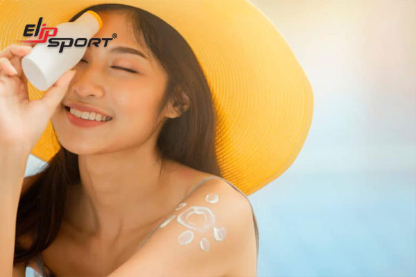 sử dụng kem chống nắng mỗi ngày để chăm sóc da dầu mùa hè