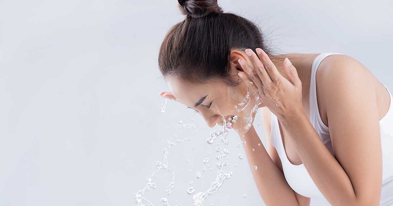 Cho nước muối sinh lý lên bông tẩy trang và vệ sinh da mặt