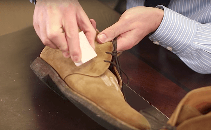 Sử dụng dung dịch không chứa cồn để vệ sinh giày da lộn