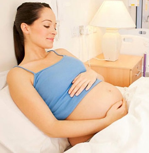 Mẹ bầu có thể dưỡng da đơn giản bằng cách uống nhiều nước và đi ngủ đúng giờ