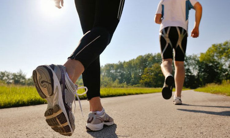 So với đi bộ thì chạy bộ là một cách giảm cân được thực hiện với cường độ mạnh hơn.