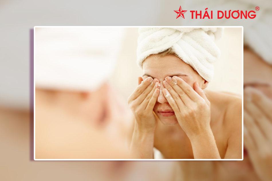 Rửa mặt trong quy trình chăm sóc da tại spa