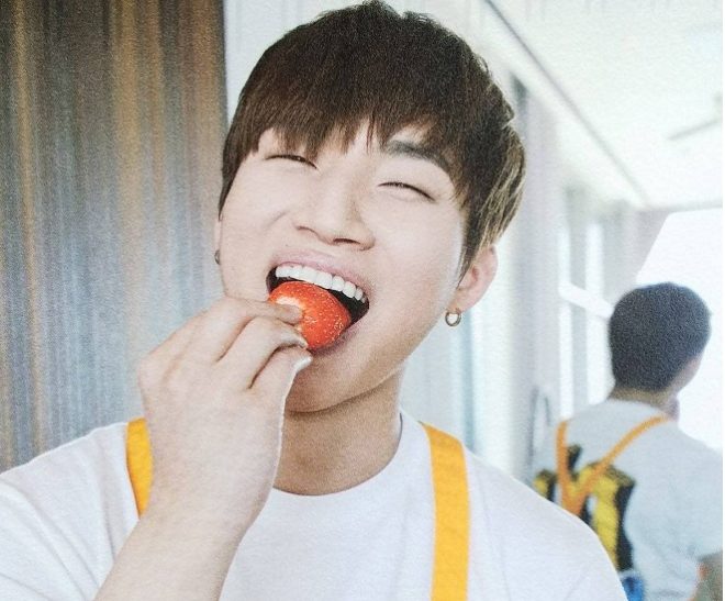 Daesung đang ăn trái dâu tây