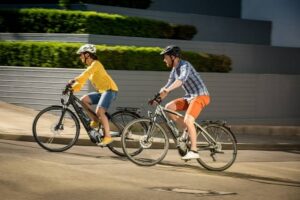 Đạp xe ngoài trời giúp tăng hứng thú tập luyện