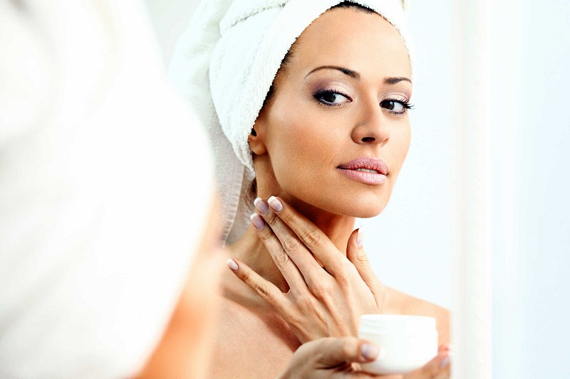Massage da cổ để hạn chế nếp nhăn