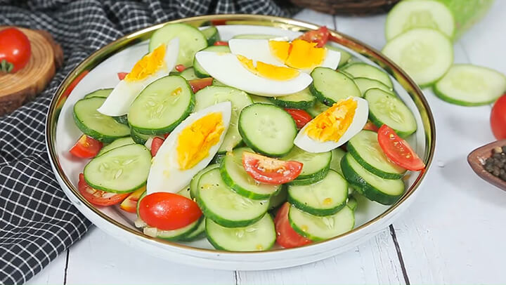 Một trong những cách giảm cân bằng dưa chuột là làm món salad đơn giản, hấp dẫn