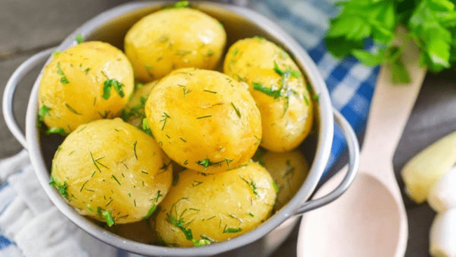 Eat Clean với khoai tây luộc là cách chế biến khoai tây đơn giản nhất.
