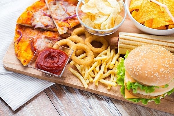 Ăn các loại thực phẩm nhiều dầu mỡ không chỉ gây ra tình trạng thừa cân, béo phì mà còn tăng nguy cơ mắc bệnh tim mạch