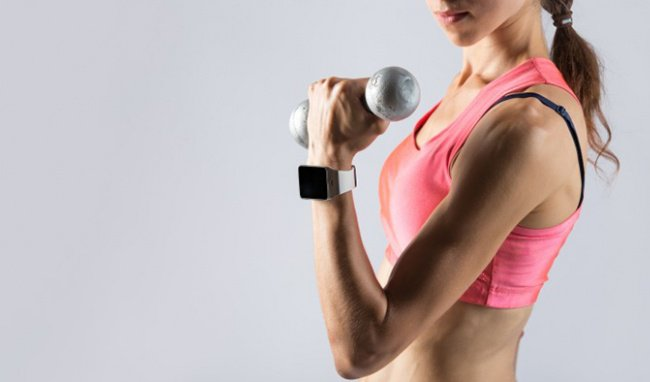 Nâng tạ là phương pháp giảm béo bắp tay sau vô cùng hữu hiệu.